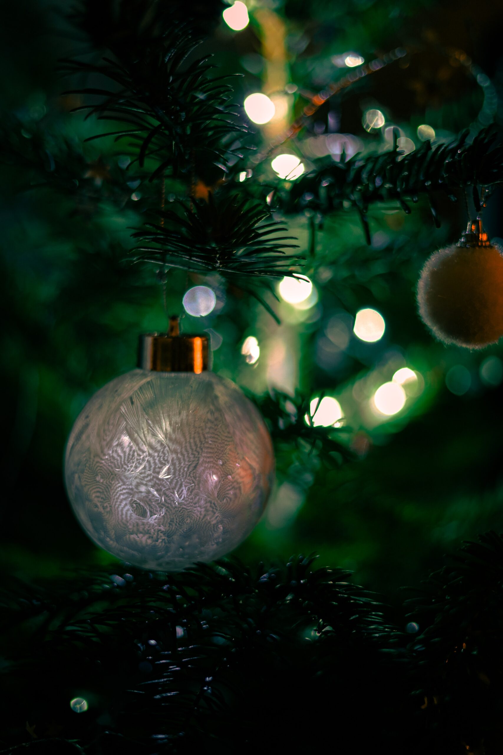 Comment décorer un sapin de Noël avec des boules